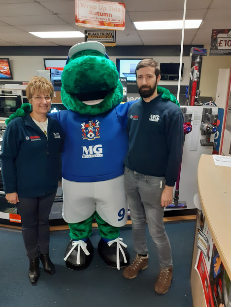 Stalysaurus1's tweet image. Good to see Mary and Stephen @MGDomestic over the hill in #Hyde see you again soon! #MascotMatters