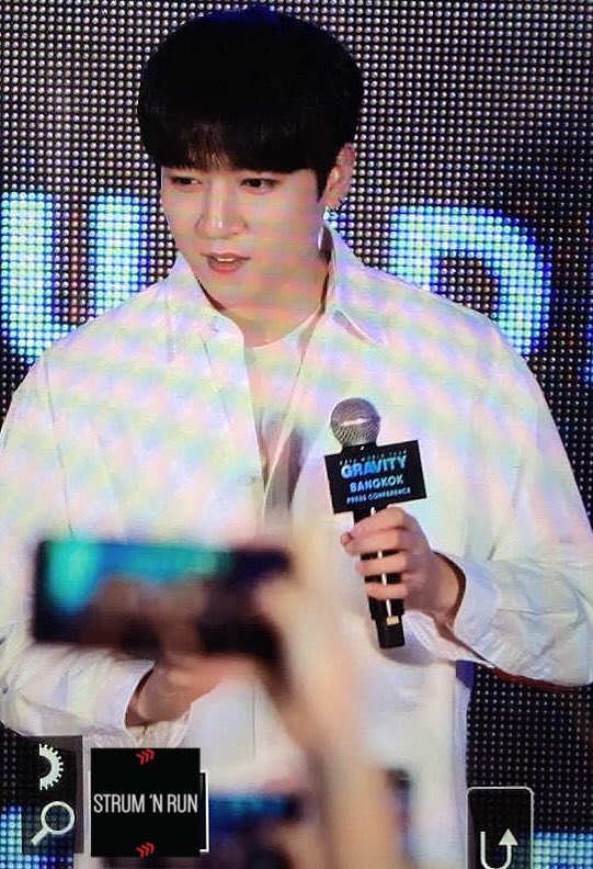 strumnrun's tweet photo. 191206 방콕 기자회견

#성진 #Sungjin #데이식스  #DAY6   

 มายเดย์ สวัสดีครับ 🙏🏻 https://t.co/XvLKnSOMKd