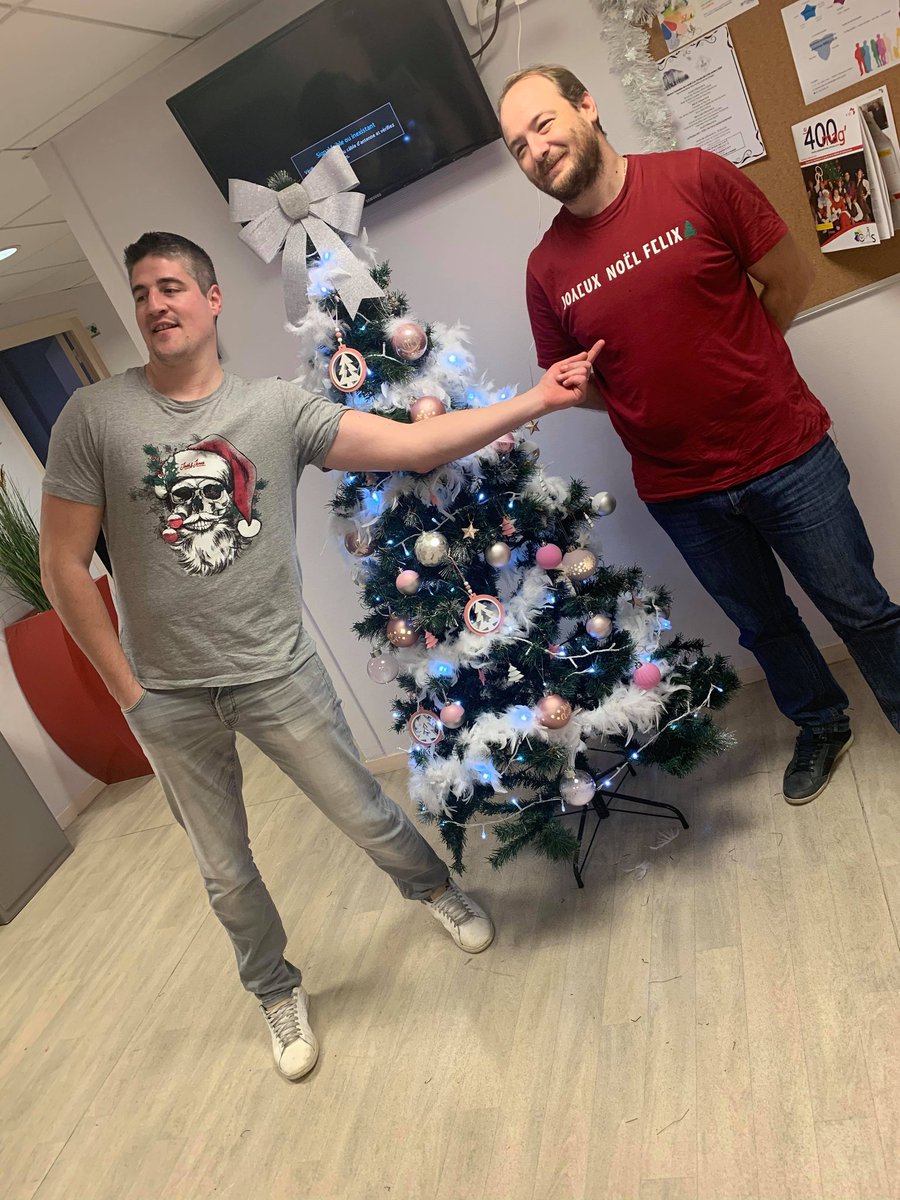 Le sapin de Noël a été installé dans la joie et la bonne humeur à la carto de valenciennes 😉