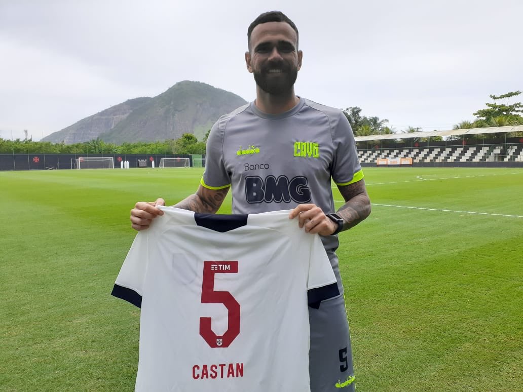 l_castan's tweet photo. Tem alguém aí ansioso? As camisas já estão separadas para o sorteio da semana que vem. Agradecer a Fattoria, empresa que contribuindo com a reforma do Colégio Vasco da Gama, pela parceria nessa iniciativa. https://t.co/d2ja5ePj9H