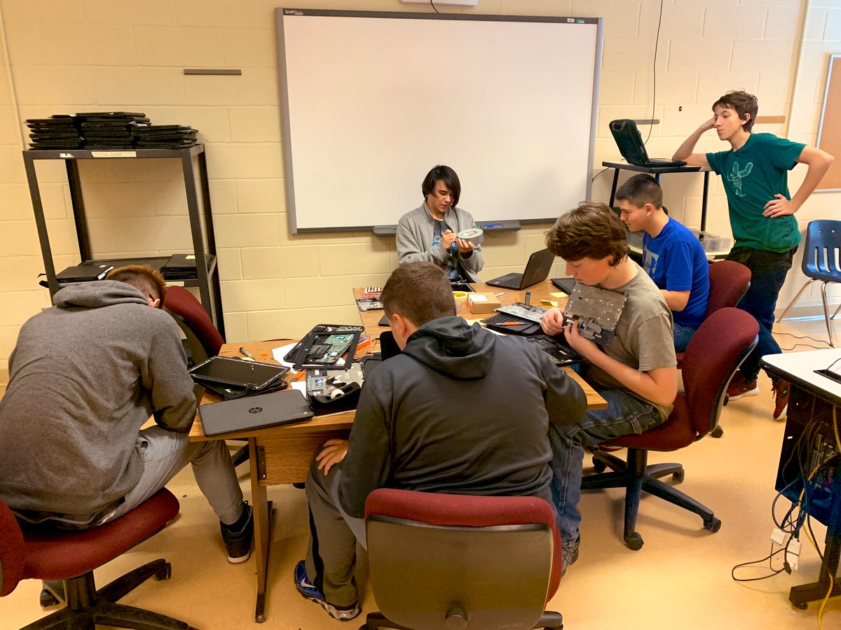 HuskyHelpDesk's tweet photo. 2️⃣0️⃣0️⃣ Chromebook repairs completed! 🎊👏🏻 Bravo to you, team! You’ve seen it all, broken screens to maple syrup. Thanks for keeping us in the learning game! @mcsdFA @MaloneCSD https://t.co/to8bnUn7B6