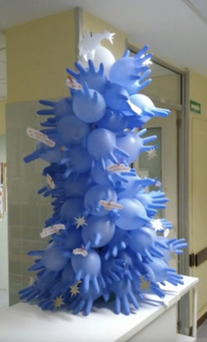 EnfrmraSaturada's tweet image. Los turnos del puente son para colocar en la planta el árbol de Navidad hecho con guantes.