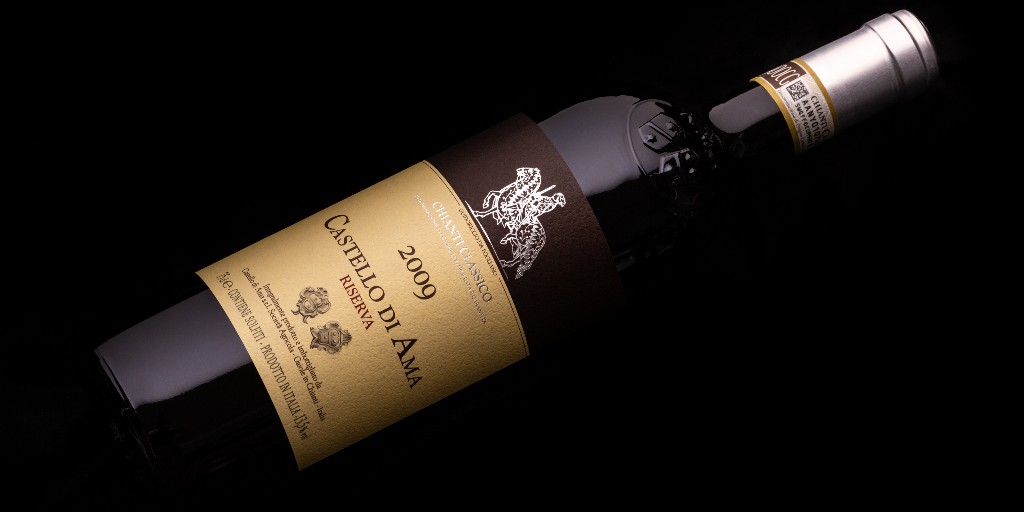 [Castello di Ama RISERVA 🍷] A ruby red that is at the same time luminous, lively, and intense. A gorgeous, aromatic marriage of fruit and spice mark an impressive attack, in a wine that is overall refined and stylish. #castellodiama #chianticlassico 👉shop.castellodiama.com/it/vini/castel…