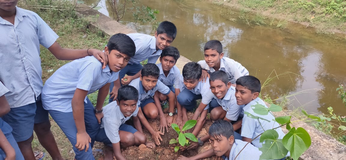 LGov_Puducherry's tweet photo. The #ChannelWalk along the course of Bangaru Channel this morning brought the students and volunteers close to nature. The Team also planted several saplings after a 3.5-kilometer walk.
#JalShaktiAbhiyan #water
@thekiranbedi @HRDMinistry @DrRPNishank @moefcc @PrakashJavdekar https://t.co/Cz7vzNLV2i
