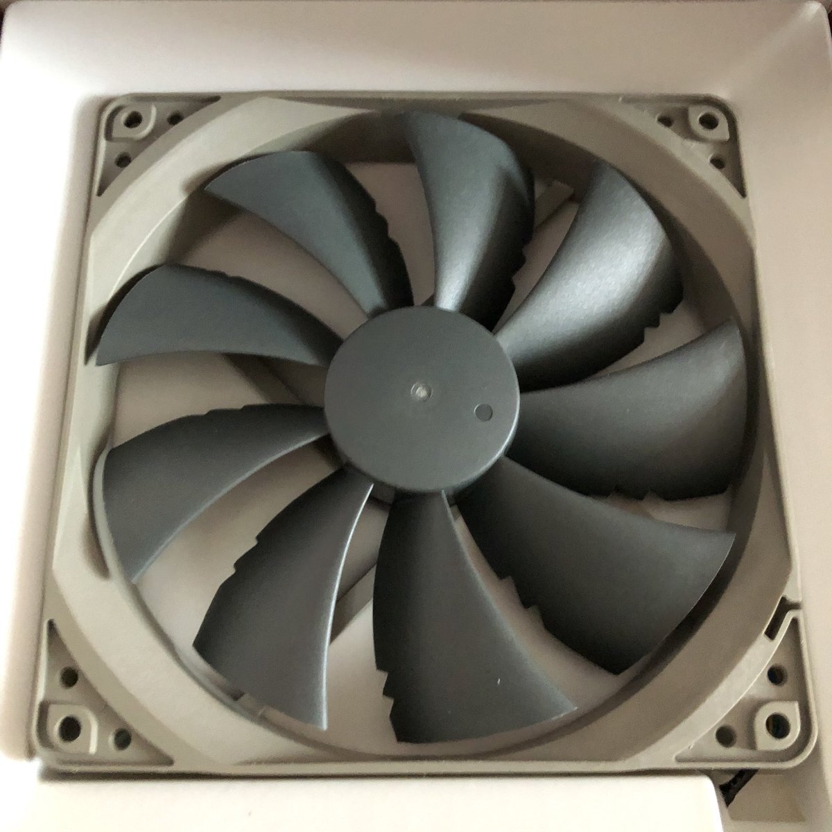 gheorgheiuga's tweet photo. Replacing my dying case fans with 3 x these bad boys. That’s quite some airflow right there, almost double than what I have now. Thanks @Noctua_at for designing such a beautiful product 💜 #NF-P14s #Redux #pcgaming #quietpc https://t.co/DJJURAFnbH