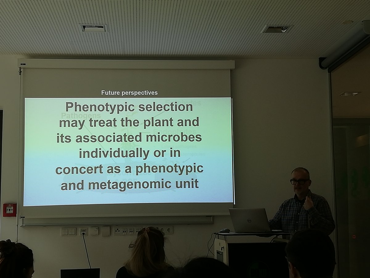 micrometabolite's tweet photo. @kari_saikkonen was talking about the complexity of plant-microbe interactions. Stability and lability of these interactions in the eye of the ecologist. Some microbes act as mutualists or pathogens under different conditions or different stages in their life cycle. https://t.co/8HvtKOdtin