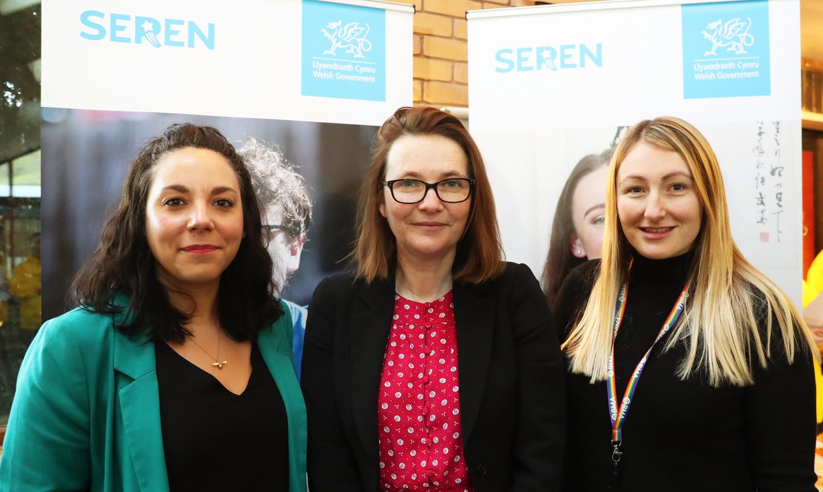 GeorgieTibbott's tweet photo. Great opportunity at #Seren2019 to let @Kirsty_Williams know about @BMACymru widening participation work. It’s important we encourage those with the potential to study medicine to think of it as a viable option, regardless of socio-eco circumstances. #AspiringDoctors #BMACymru https://t.co/Iatwes0Vbb