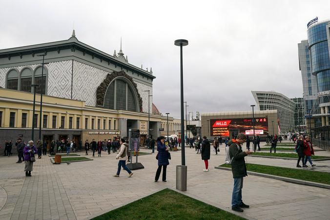 Благоустройство площади у Киевcкого вокзала почти завершено.
 facebook.com/photo.php?fbid…
#КиевскийВокзал