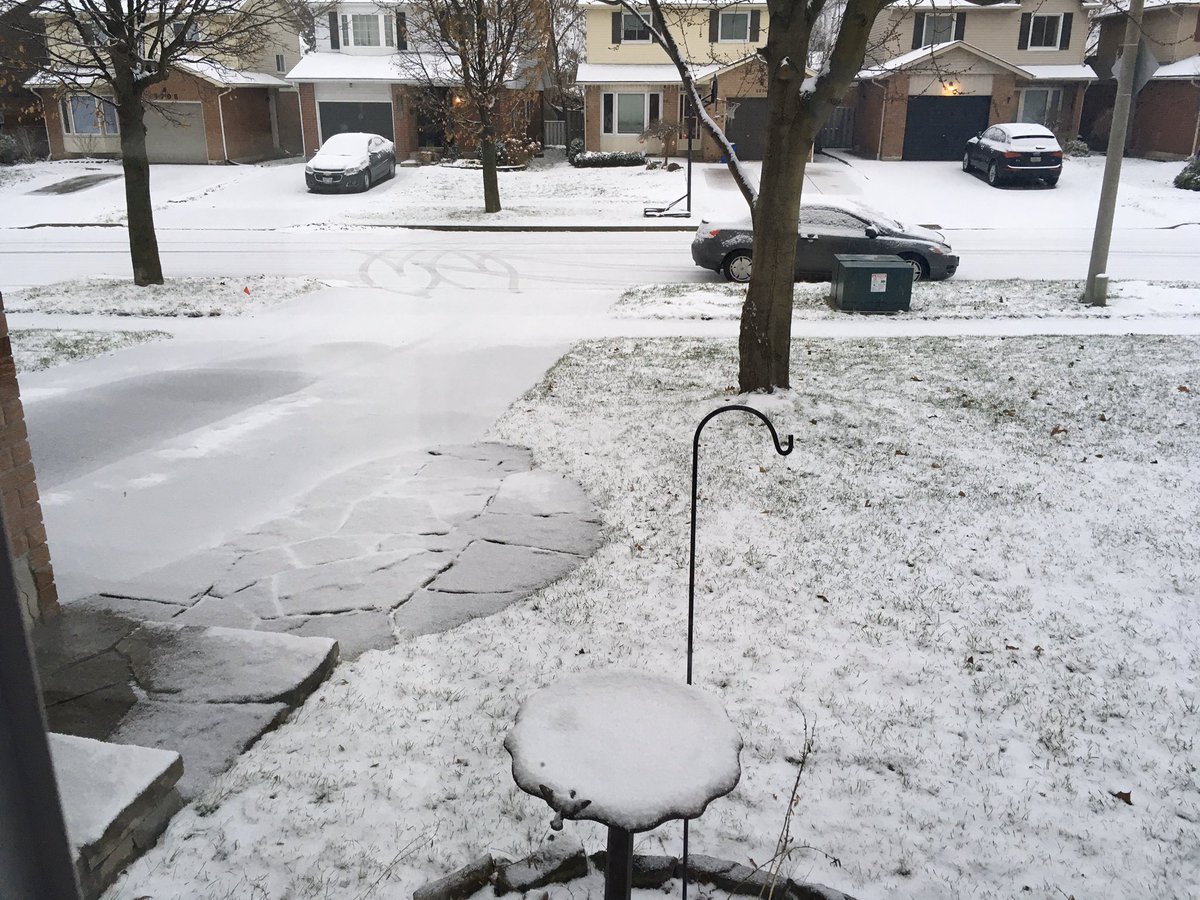 cdnboo623's tweet photo. @YourMorning @AnneMarieAMK @BenMulroney It’s romantic snow in the burbs. Look closely on the road, when my neighbour turned their car around the tire tracks made two hearts! Proof positive! #snowisbeautiful #beniswrong https://t.co/CYVRosn4kv