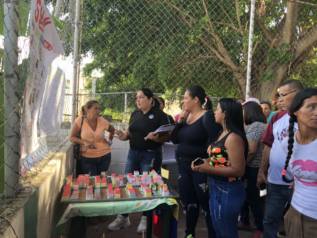 IvsshjavAragua's tweet photo. #Aragua El #MovimientoSomosVenezuela realiza revisión  de la cartografía social en la Gran Pica del Municipio Libertador @NicolasMaduro @magallyvina @RMarcoTorres @regulolacruz https://t.co/UcO2FkDDs3