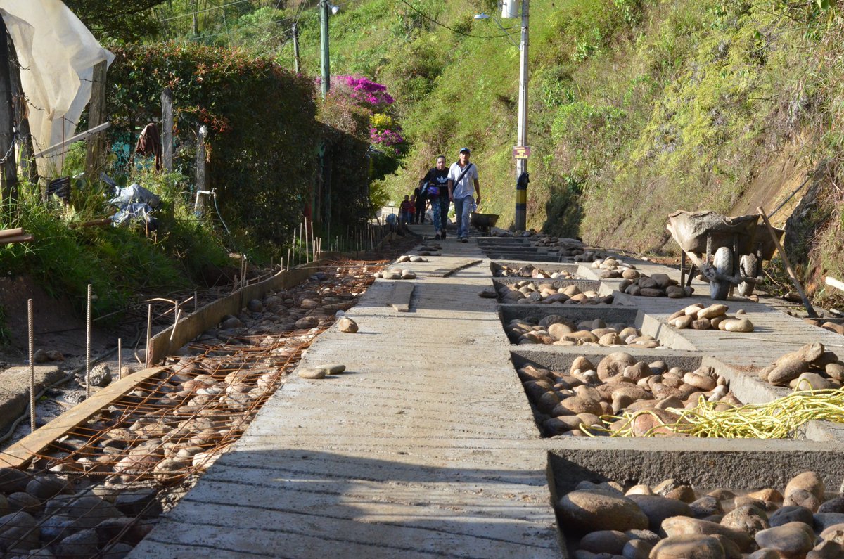 alcguatape's tweet photo. #GuatapéAvanza 

📣☑️Se continúan con las obras de mejoramiento de las vías rurales con Placa huella, en la vereda la Piedra se avanzan en la construcción de tramos faltantes.

#GuatapeVolvioACreer #UnDestinoATodoColor https://t.co/0t9l5GYrgB