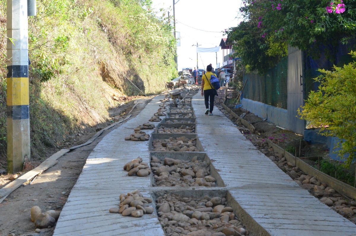 alcguatape's tweet photo. #GuatapéAvanza 

🚧🚧Por este motivo la vía se encuentra cerrada para el tráfico  vehicular, para garantizar la durabilidad y calidad de la intervención.ℹ️
☑️⚠️Se presentan disculpas por las molestias ocasionadas.⛑

#GuatapeVolvioACreer #UnDestinoATodoColor https://t.co/jZ4FAQ9nSe