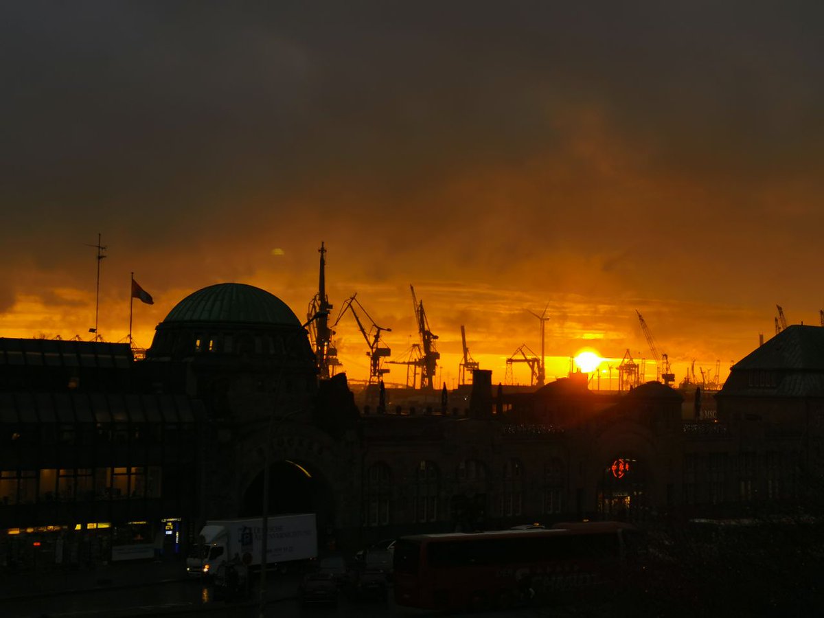 Sebastian und Joseph waren letzte Woche mal wieder zu Besuch bei Instone Real Estate  – diesmal in Hamburg. Sie führten Interviews und sammelten frisches Material für die Projektkommunikation und das Social Recruiting des Projektentwicklers. #socialmedia #agencylife #übergut