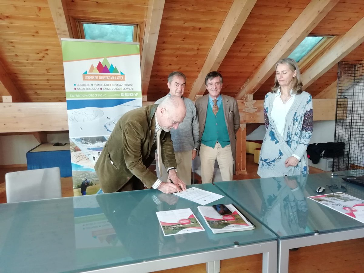 #6dicembre #pianointegratoterritoriale #CuoredelleAlpi <a href="/InterregALCOTRA/">Interreg ALCOTRA</a> 
Firma della #CartadiBudoia Concluso a #Sestriere lancio progetto #Cuoreresiliente Impegno proposto ai #Comunialpini nel 2017 in #Friuli a favore del #clima 
#UnioneMontanaValSusa <a href="/GardiolSusanna/">Susanna Gardiol</a> #CHAV