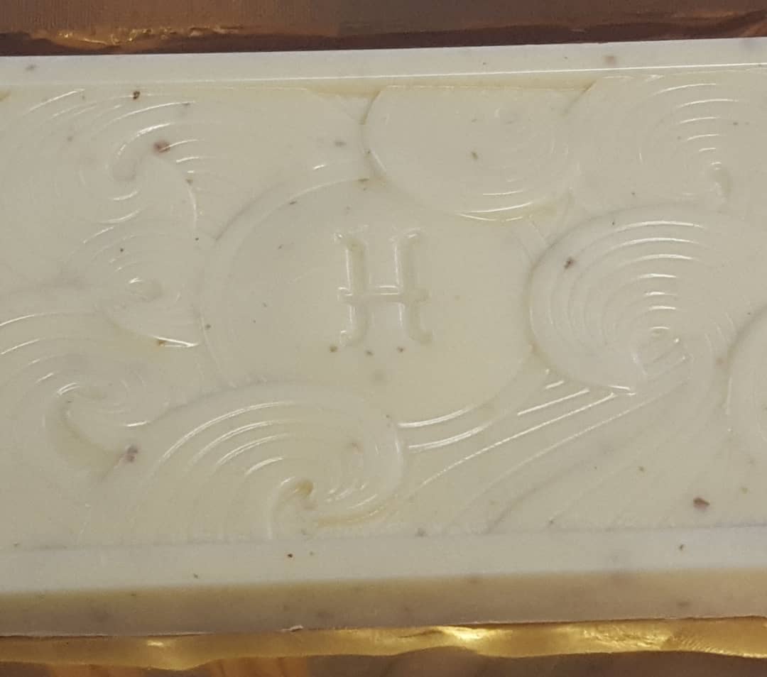 VictoriaCRandom's tweet photo. #hogarthchocolate 34% #whitechocolate with #maple and #walnut #organiccocoabutter
Nose of waffles slathered with maple syrup.
Tastes of maple, custard, walnut, vanilla and #crèmeanglaise 
#chocolatemaker in #newzealand
Pic taken in #porttownsend #wa 
#craftchocolate https://t.co/Hatbcw6KfV