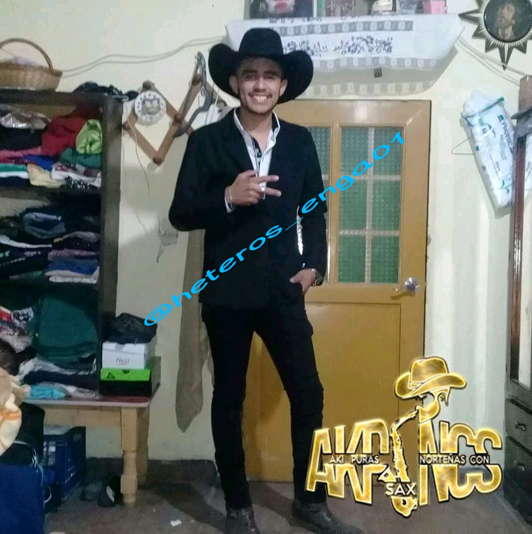 HETEROS_ENGA01's tweet photo. A quien se le antoja un ranchero así?
Hetero de muy buena herramienta bastante grande RT si quieres verlo desnudo https://t.co/JBeIK1TVr5