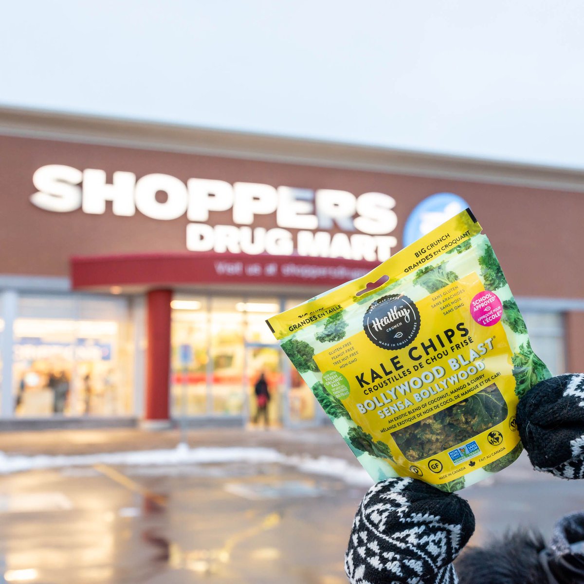 HealthyCrunch's tweet photo. Happy #FindUsHereFriday! 👋 #Didyouknow you can buy &amp; try our Kale Chips at @ShopprsDrugMart locations across #Canada? 🇨🇦 ⁣⁣
WHICH #KaleChip flavour is your favourite? Let us know in the comments down below for the chance to #win a prize pack of that flavour! ⬇️⬇️⬇️ https://t.co/pCcO4OkCDZ