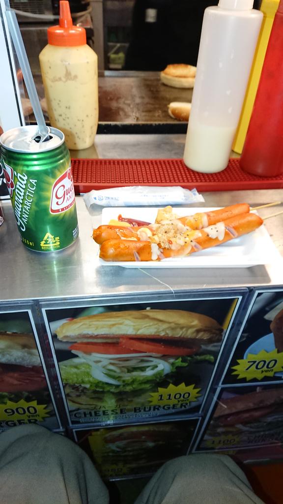 cubraRED's tweet photo. OLIVEIRA’S HAMBURGERS &amp; HOT DOGS日本橋にｽﾞｻｰc⌒っﾟДﾟ)っ
間に合ったゼ
前回はDXハンバーガー🍔だったけど今回はホットドッグ🌭とチーズソーセージ🧀とガラナX2
ホットドッグ🌭も、んまい👍✨
#スーパーカブ
#カブラ
#ガラナ 美味い
#オリベイラズハンバーガーアンドホットドッグ日本橋 https://t.co/afP9NO5dIv