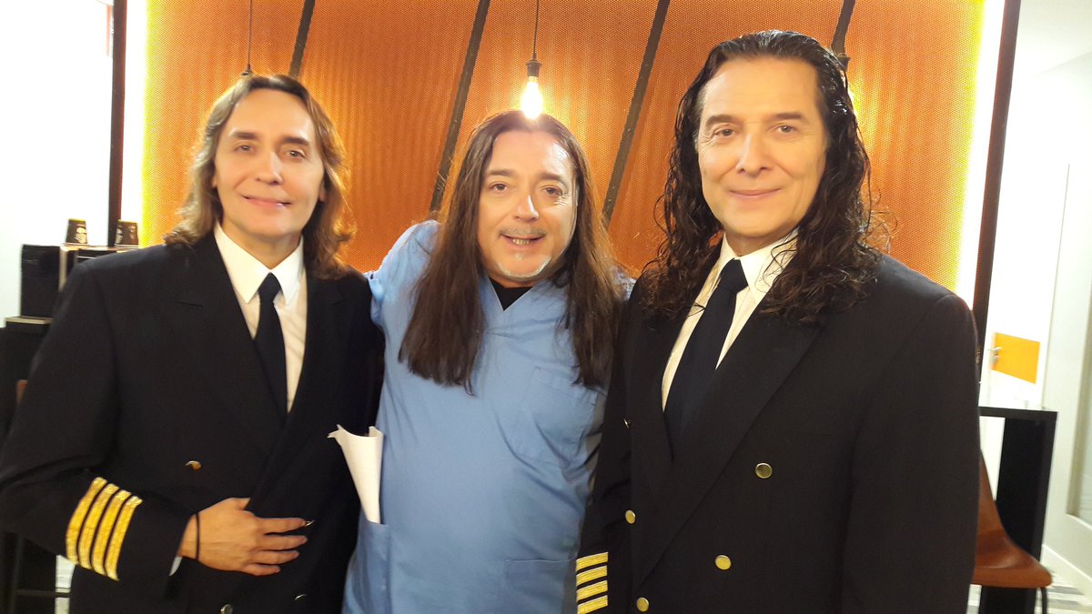 isidromontalvo's tweet photo. 🎬📽🎥📺 Grabación éspecial fin de año con mi querido @JoseMotatv en Televisión Española con los grandes Tomatito y Vicente Amigo #siempreendiectoyconsimpatia #codigoespecial #reiresterapia #humortv https://t.co/9w1YZHxAOA