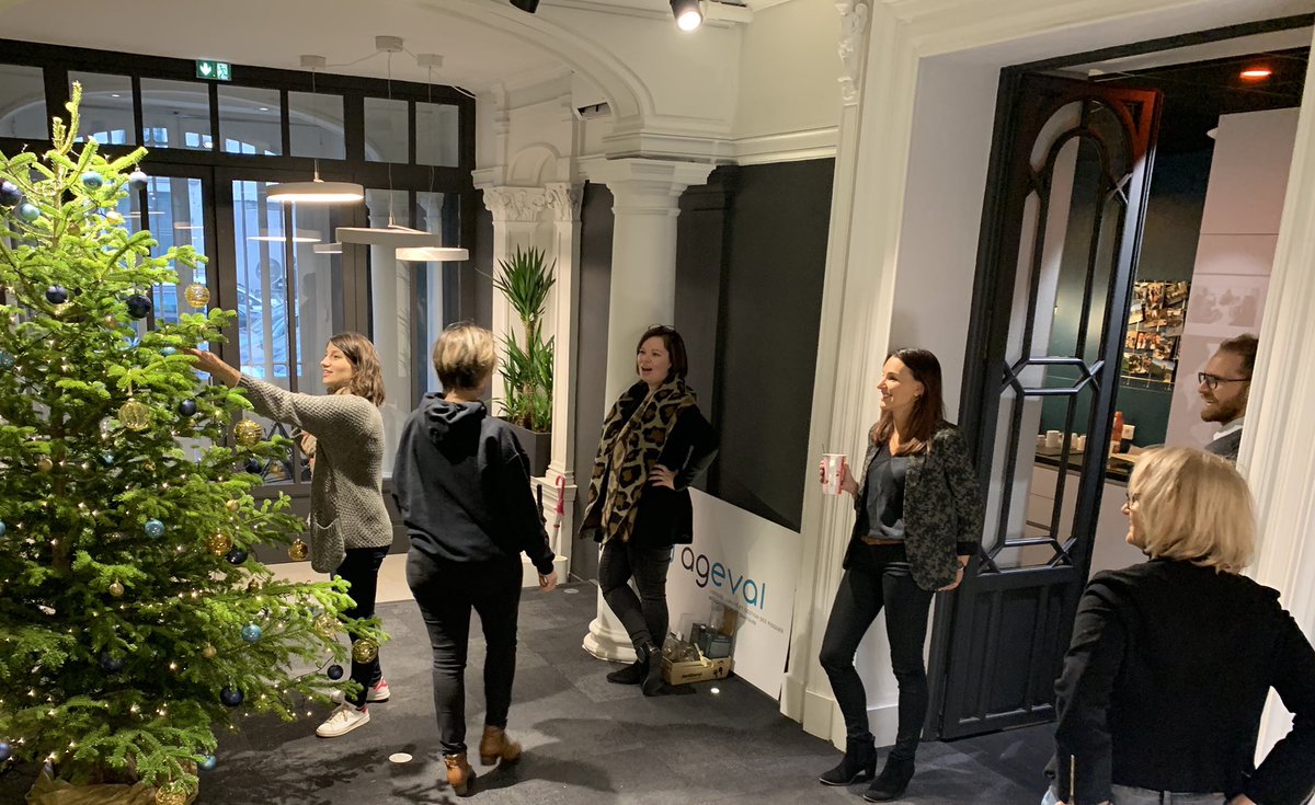 [🎄Christmas is coming] Il est pas beau notre sapin ? 🎅
Une partie des collaborateurs s’est donnée rdvz ce matin pour faire entrer l’esprit de Noël chez AGEVAL… 
Excellente fin de semaine à tous !