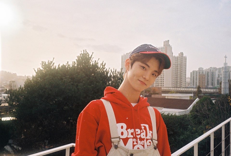 WE_THE_BOYZ's tweet photo. [큐] 더비에게 주는 선물 🎁
       화이트 많이 사랑해주세용☺️
       더보이즈 2주년 축하해🥳 https://t.co/YD76hUhymL