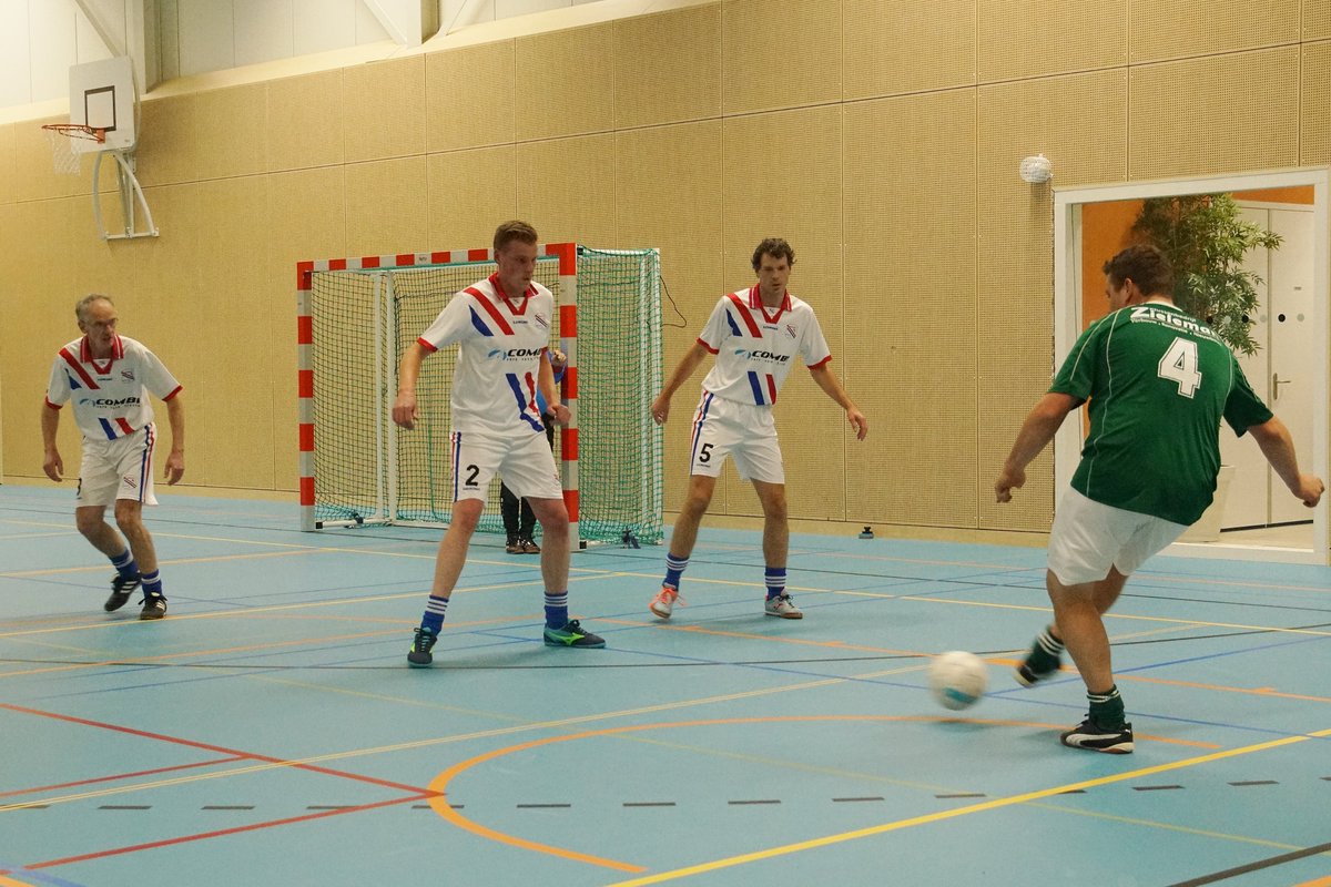 AutoCombi's tweet image. SPONSORING l Het 1e #zaalvoetbalteam van @vvBruchterveld in nieuw tenue! Dat brengt geluk, want de eerste winst is al in de pocket 🤩