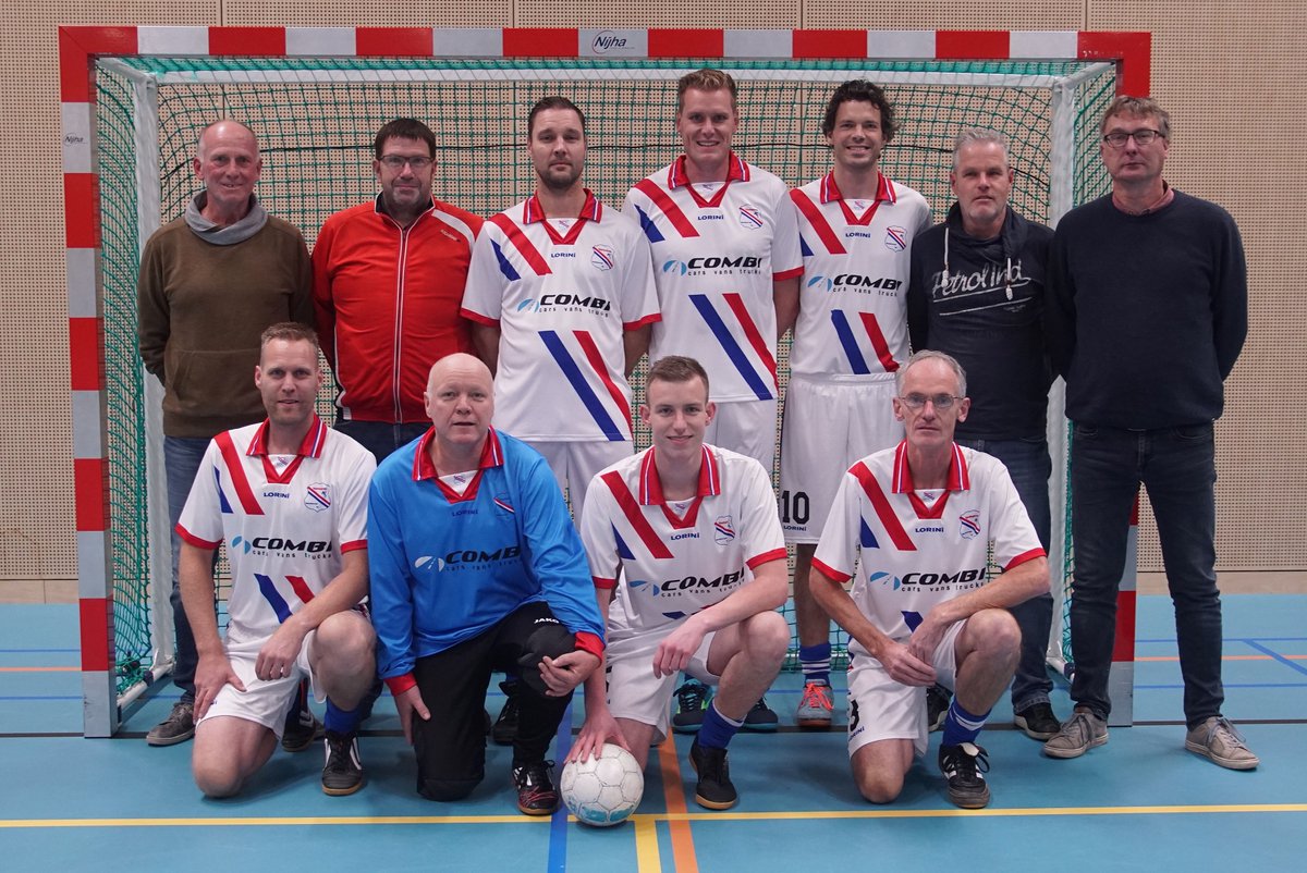 AutoCombi's tweet image. SPONSORING l Het 1e #zaalvoetbalteam van @vvBruchterveld in nieuw tenue! Dat brengt geluk, want de eerste winst is al in de pocket 🤩