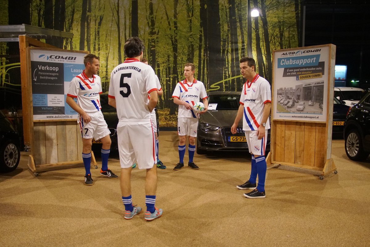 AutoCombi's tweet image. SPONSORING l Het 1e #zaalvoetbalteam van @vvBruchterveld in nieuw tenue! Dat brengt geluk, want de eerste winst is al in de pocket 🤩