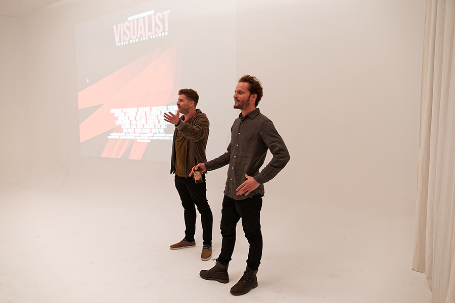 vjspain's tweet image. Ha sido la cultura de club, relata Pantaleón, la que mejor ha integrado el arte audiovisual en su entorno, de manera que "las instalaciones y espectáculos visuales ya son igual de importantes que el diseño de sonido". vía @eldiarioes bit.ly/2qrn1mR #visualist