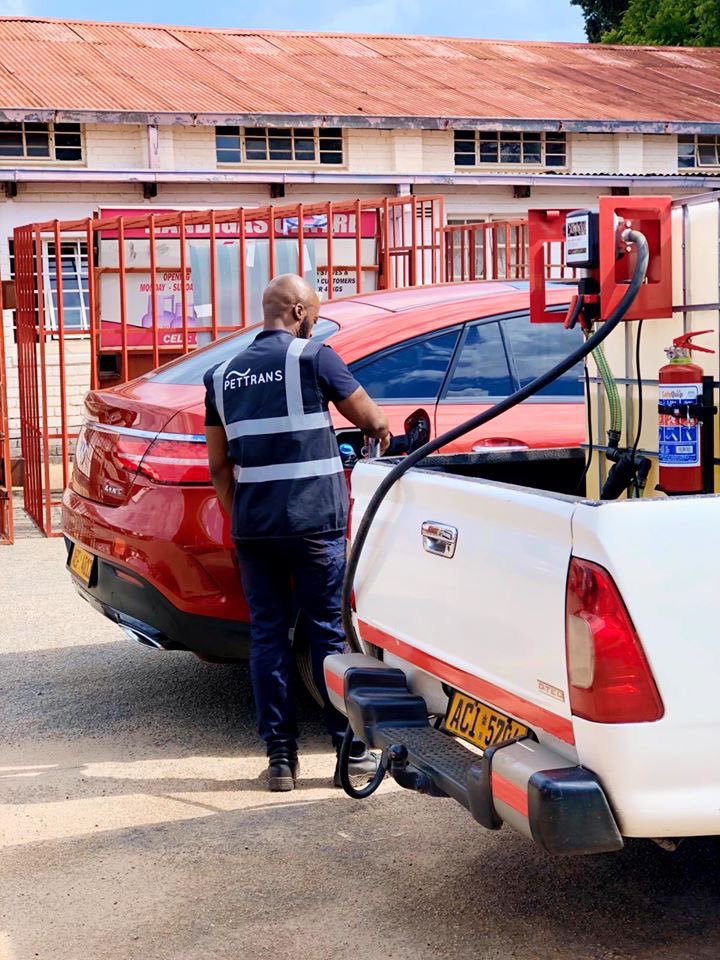 youngchidzy's tweet photo. My brother is bringing fuel to your door step in Zim please Rt his clients maybe on your TL 🇿🇼

With Us you’ll never have to queue at the pump again. Pettrans delivers fuel directly to your vehicle. 
#zimfuel #pettrans
+263 (0) 771387324 
Pettranslogistics@gmail.com https://t.co/EKjFOUA5Rp