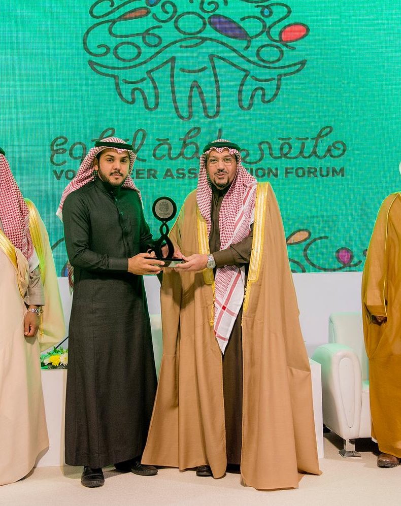 تشرفنا بتكريم صاحب السمو الملكي الأمير الدكتور فيصل بن مشعل أمير منطقة القصيم لرعايتنا الإعلانية لـ #ملتقى_رابطة_التطوع 
#جزف 💙✨