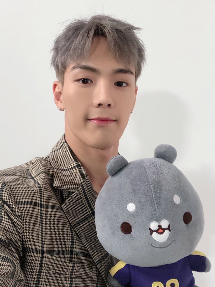 OfficialMONSTAX's tweet photo. [#MONSTA_X]
#몬스타엑스 X #투턱곰 

투턱곰 친구들과 함께하는
몬스타엑스 X 투턱곰 !
기대 많이 해주세요! 
COMING SOON ❤!!

#MONSTAX 
#SHOWNU #MINHYUK 
#KIHYUN #HYUNGWON
#TWOTUCKGOM #NCSOFT https://t.co/sdIML0K9A9