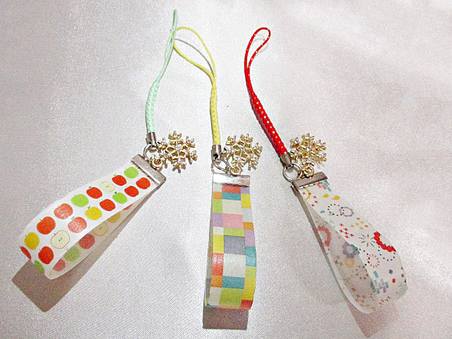 ユザワヤ 公式 マスキングテープでオリジナルストラップを作りませんか マスキングテープをクリアファイルに貼ってリボン留めで止めるだけ 好きなチャームを付ければ更に可愛くなりますよ 和泉店より 取扱は各店舗にお問い合わせください