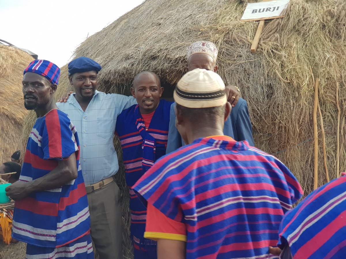McgPress's tweet photo. Communities of Marsabit county setting up their homestead/huts during the second day of 12th edition of Loyangalani cultural festival #mltcf2019 https://t.co/5svZpkNvYV