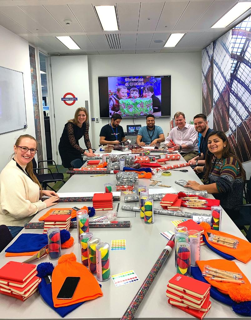SplunkUK's tweet image. London Splunk office meets Santa&apos;s workshop! 
Yesterday Splunkers got busy wrapping gifts for @CHICKScharity. They give children in the UK going through hardship the chance for free respite breaks. A big thank you to all our Santa&apos;s little helpers! #splunkforgood