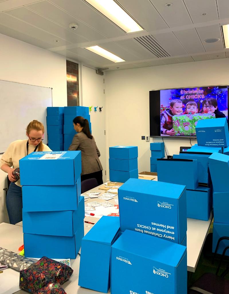 SplunkUK's tweet image. London Splunk office meets Santa&apos;s workshop! 
Yesterday Splunkers got busy wrapping gifts for @CHICKScharity. They give children in the UK going through hardship the chance for free respite breaks. A big thank you to all our Santa&apos;s little helpers! #splunkforgood