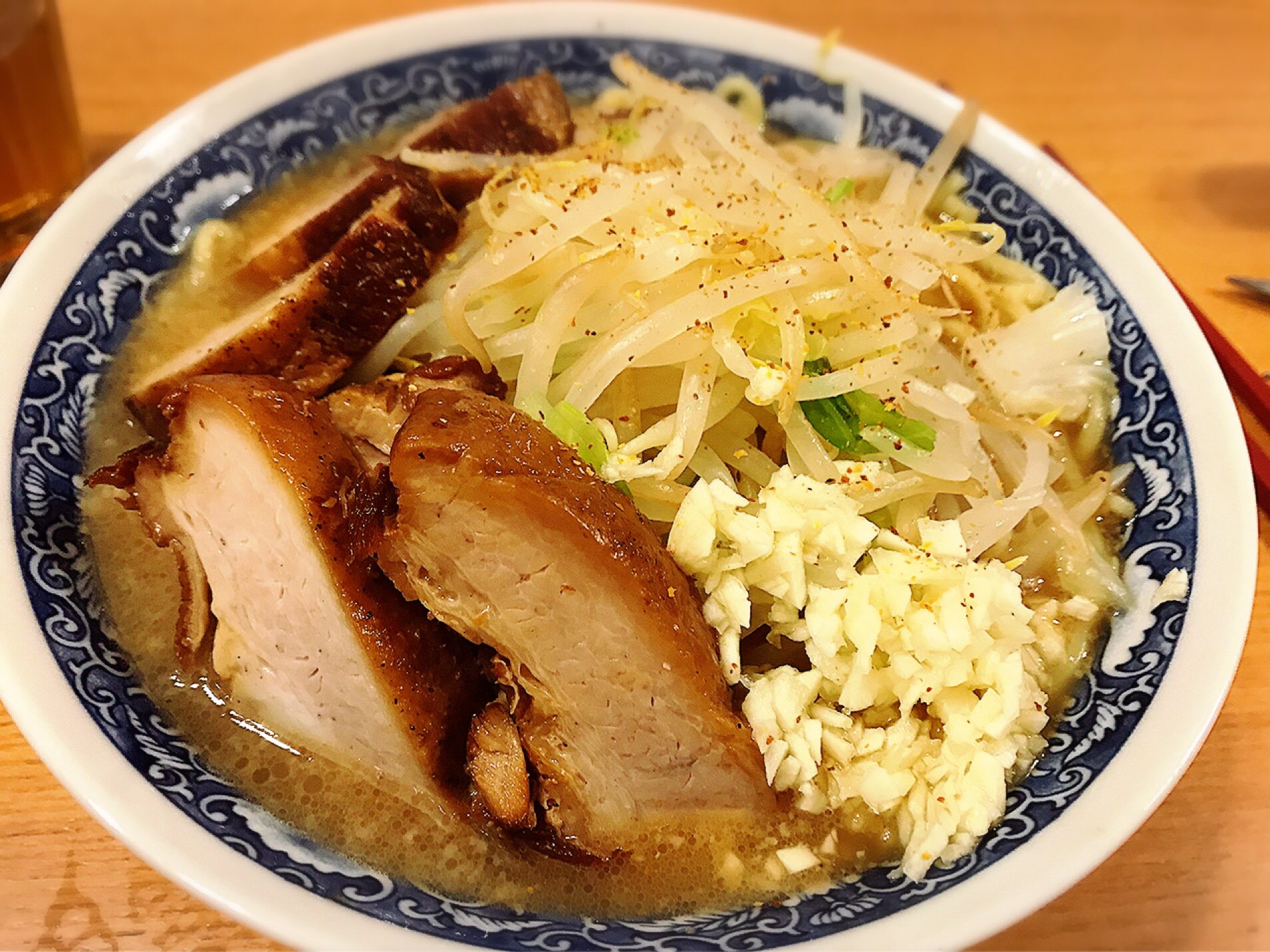 池田純矢 自宅でラーメン二郎なう 豚を香味野菜と共に煮込んで 余った煮汁をベースにカエシを作ってみた バラで煮豚にしたので 脂身の部分は背脂風に加工してスープの中にイン 乳化具合も好みで今回はかなりのクオリティ うまし 家二郎 ニンニク