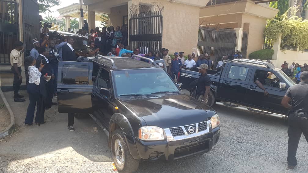 SaharaReporters's tweet photo. BREAKING: Heavily-armed DSS Operatives Chase Falana As He Drives Sowore, Bakare Out Of Court Premises | Sahara Reporters
The move follows the disruption of court proceedings by DSS operatives during the commencement of trial in a case brought...
READ MORE: https://t.co/N9WkUueRvP https://t.co/BZQmsBLBLk