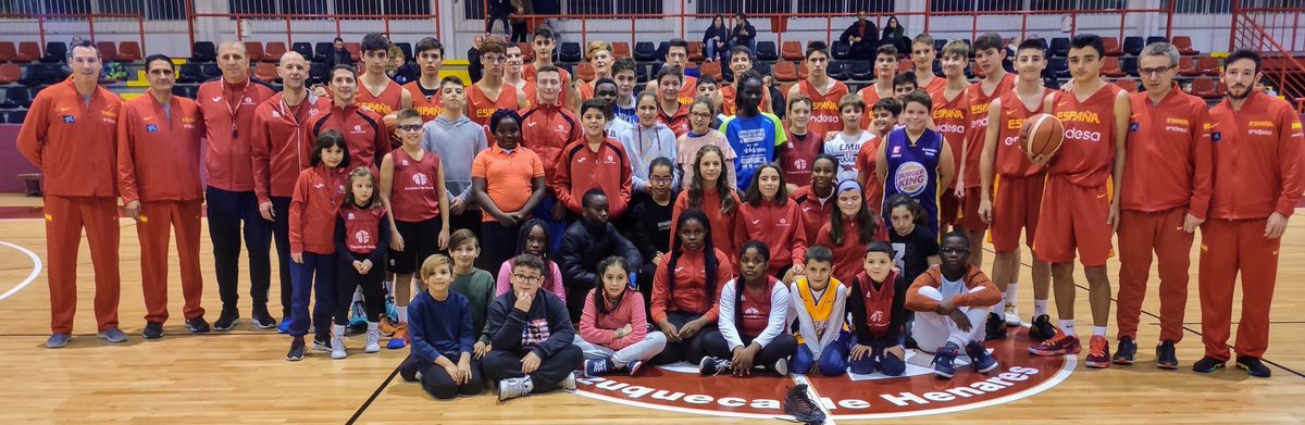 Selección Española U15 Masculina entrenando y jugando algún amistoso durante este puente en Polideportivo La Paz #azuqueca

Ayer las Escuelas disfrutaron del entrenamiento de la U15 <a href="/BaloncestoESP/">Baloncesto España</a>