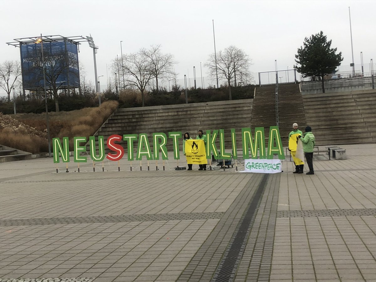 ArneLietz's tweet photo. .@c_kampmann gleich zu Beginn des #spdbpt19 #neuezeit Parteitages zu treffen &amp; die standing ovation für Malu Dreyer für ihre herausragende Arbeit und ein #Klimastand von @greenpeace_de machen Lust auf einen engagierten Parteitag. Hoffe, dass @spdde mehr zu @ConnectSDGs macht! https://t.co/tHCK8nVBAQ