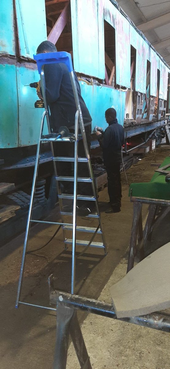 meer handen maken meer licht 😋
#hofpleintrein #trainlovers #work 

💪🏽!!!