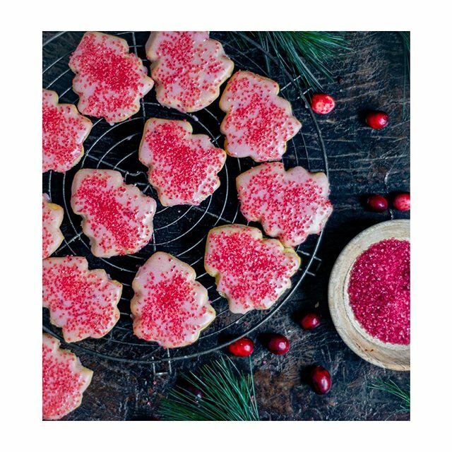 On_Ts_Table's tweet photo. Baking Christmas cookies is one of my favorite things! These ones are decorated with a cranberry royal icing and sprinkles that were sweetened naturally with apple. .
.
.
.
#christmascookies #christmastreats #christmasbaking #bakingistherapy #bakingcooki… https://t.co/JoDYij4smj https://t.co/GwofEVbPjw
