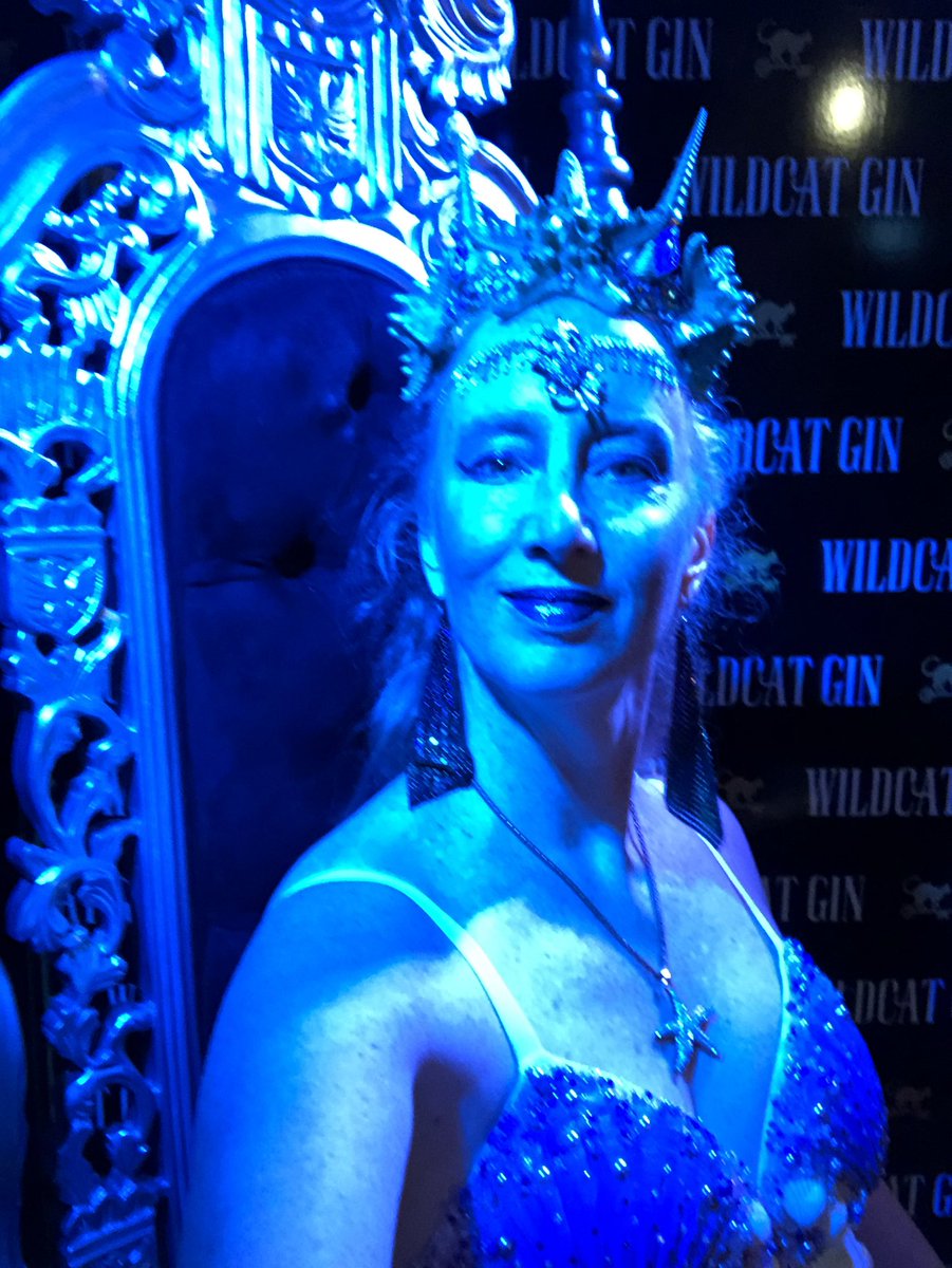 debbiebridge's tweet photo. Got to get a throne like this for Shirley -would be brilliant! Sophie Flack? #workingsinger #cabaretlife https://t.co/11R7KKANzQ