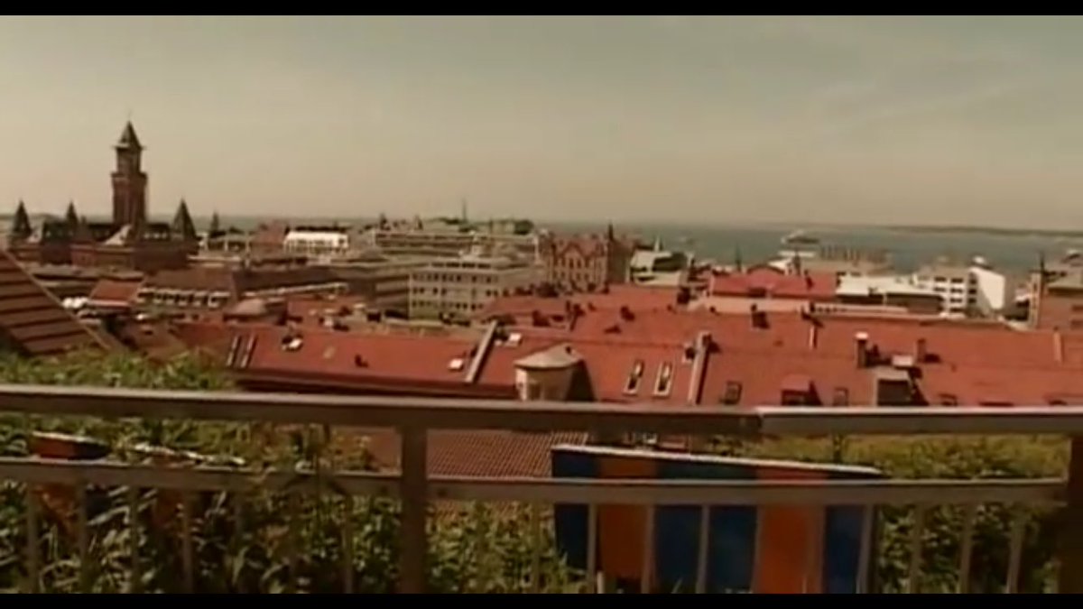 -” Vi har bott i Helsingborg i hela vårt liv.. Det som är bra med stan är att den ligger så nära Dannmark. 
Så varje helg åker vi dit och super oss fulla!”