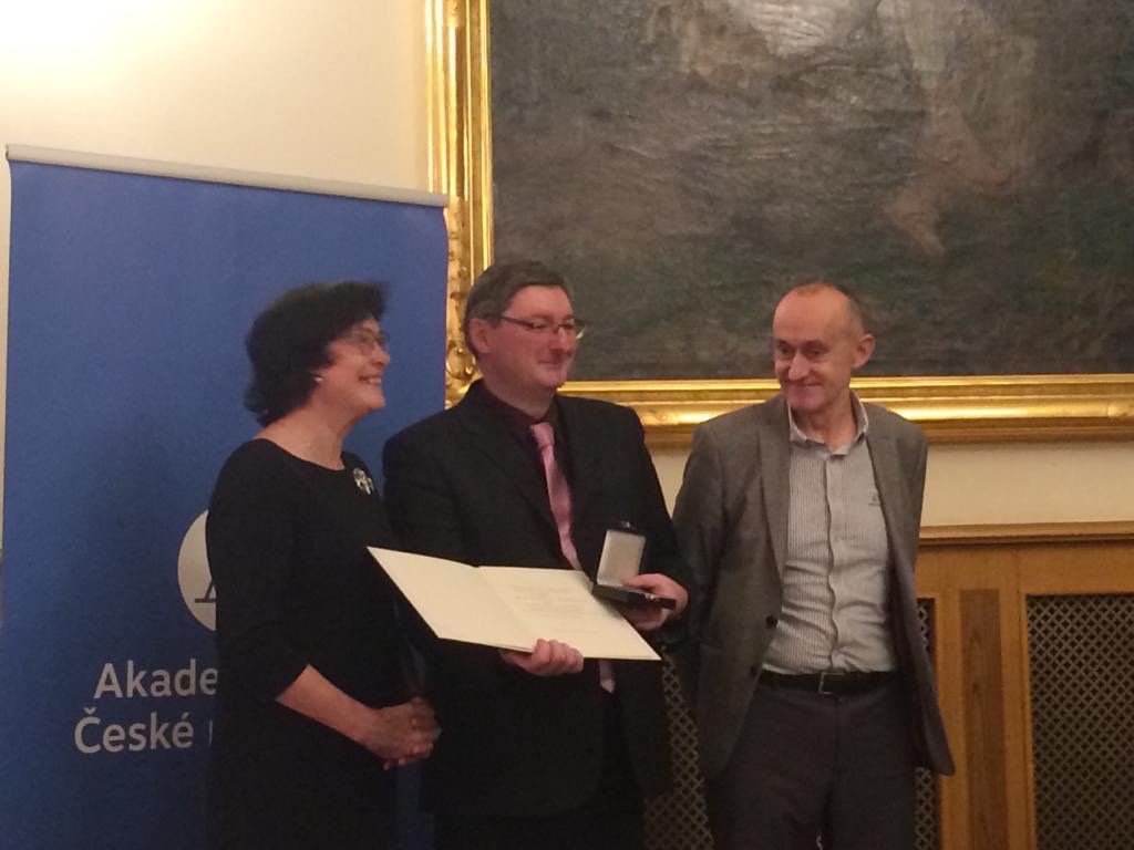 IFPrague's tweet photo. Alain Soubigou, Maître de conférences en histoire de l'Europe centrale contemporaine Université de la #Sorbonne Paris 1 a reçu aujourd’hui la médaille František Palacký (1798-1876), grand historien de la nation tchèque. Prix remis par l'@Akademie_ved_CR. #science #award https://t.co/iuDKRWv7nM