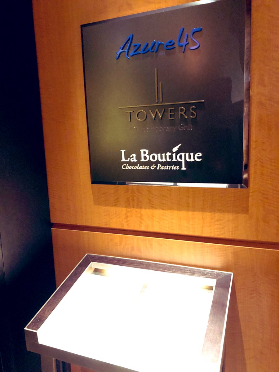 gin_kingsman's tweet photo. そして、ちょっとした記念日だったので、リッツ・カールトン東京のミシュラン一つ星フレンチAzure45で食事をしてきました。料理も雰囲気も素晴らしかった。さすがにメイン中はARは撮りませんでしたがコースも終盤になってきて客が引けてきたのでマナーを弁えて保奈美を。
#Azure45
#デレステAR https://t.co/iCrtFDN8Hw