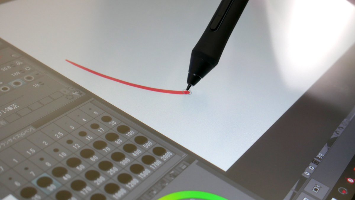 富元秀俊 この液タブはxp Penのフラッグシップです まずペンが改良されて 旧ペンに対してペン先が細く芯の沈み込みが少なくなって描き味が良くなりました ガラス厚はサイズなりに若干ありますが 表面のフィルム含め旧モデルより随分改良された印象です