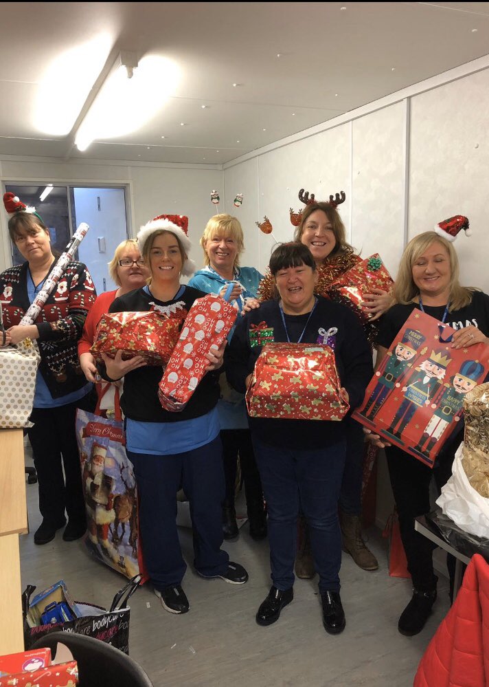 The Safeguarding Midwifery Team helping Hillhouse wrap presents for vulnerable children and families this morning ☃️🌲🥰#nhsaaa #hillhouse #givingbacktothecommunity #veryproudofmyteam