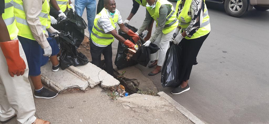 Taking care of Mother earth-Laudato Si Volunteers clean up exercise. @CaritasHarare @HarareCCJP @soccomarchhre @CAFOD #lVD2019