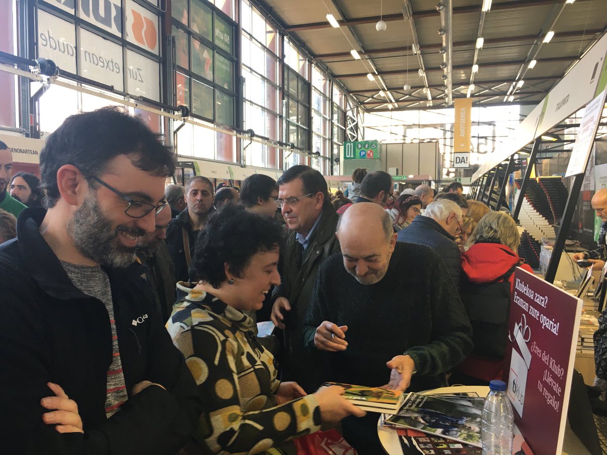 txalapartatik's tweet photo. Fermin Balentzia orain ⁦@durangokoazoka⁩-ko gure postuan, bere diska-liburua sinatzen. #da19 #osorikda https://t.co/K2kz8PIilI